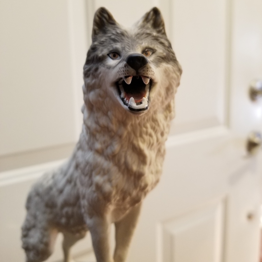 1988 FRANKLIN MINT PORCELAIN WOLF SCULPTURE ON CRYSTAL BASE  "CRY OF THE…